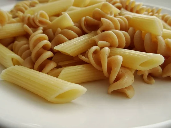 Mix Van Gekookte Pasta Een Witte Plaat — Stockfoto