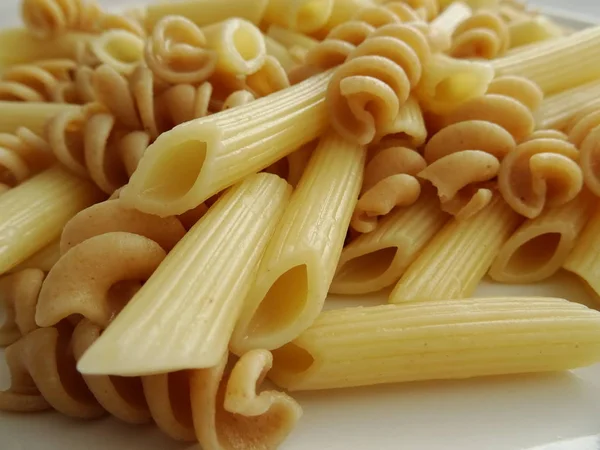 Blandning Kokt Pasta Vit Tallrik — Stockfoto