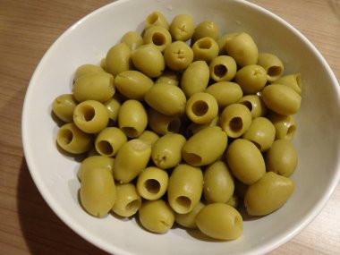 Beyaz bir kase çukurlara olmadan yeşil zeytin