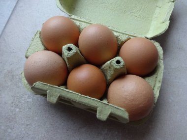 bir karton kutu içinde yumurta