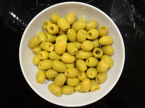 Olives Vertes Sans Fosses Dans Bol Blanc — Photo