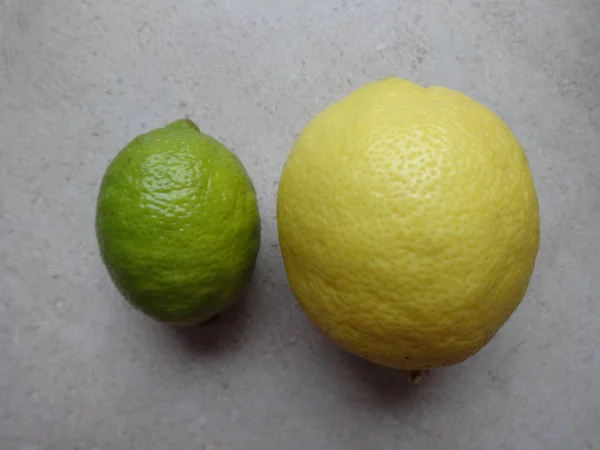 Lima Limón Sobre Fondo Gris — Foto de Stock