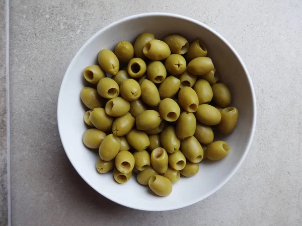 Groene Olijven Zonder Kuilen Een Witte Kom — Stockfoto