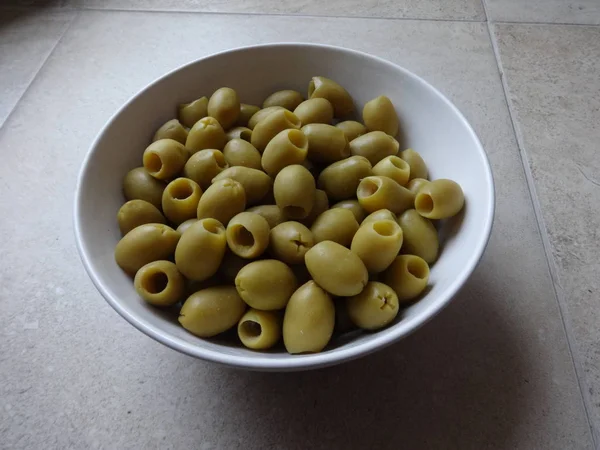 Olive Verdi Senza Noccioline Una Ciotola Bianca — Foto Stock