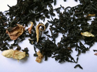 Beyaz üzerine Kuru Çay Yığını