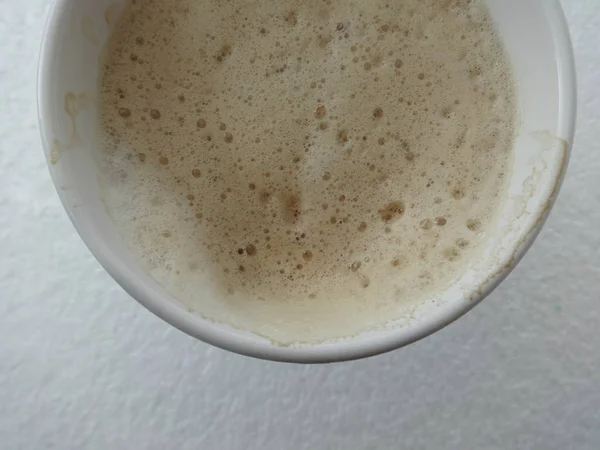 Cappuccino Avec Mousse Dans Une Tasse Blanche Sur Fond Blanc — Photo