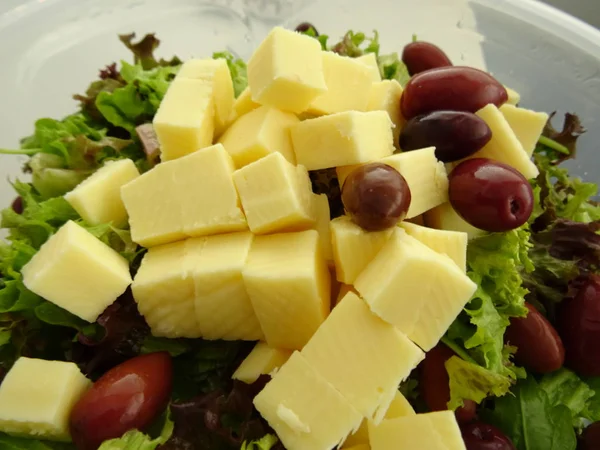 Grøn Salat Med Gul Ost Oliven - Stock-foto