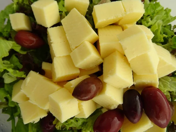 Salade Verte Fromage Jaune Olives — Photo