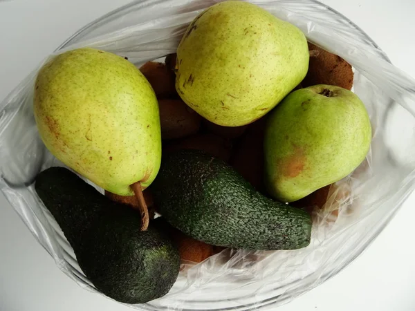 Pêras Abacates Uma Tigela Frutas Aço — Fotografia de Stock