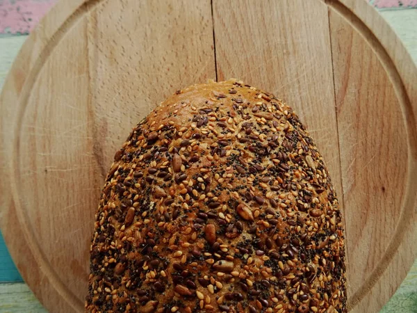 ゴマと木製パン板に種のパン — ストック写真