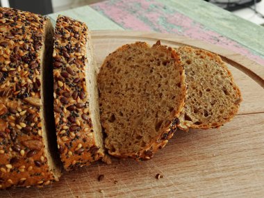 Susam ve tohumlar ahşap ekmek tahtası üzerinde ekmek dilimleri
