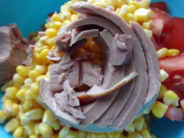 Ton balığı/orkinos balık tatlı mısır salatası ile