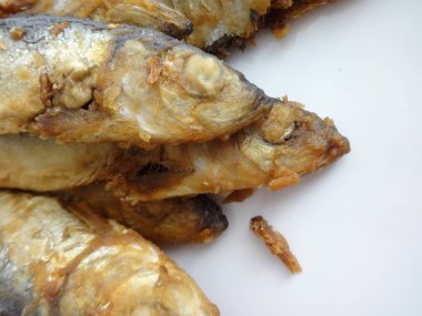 Beyaz bir tabak kızarmış çaça