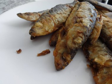 Beyaz bir tabak kızarmış çaça