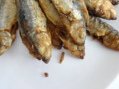 Beyaz bir tabak kızarmış çaça