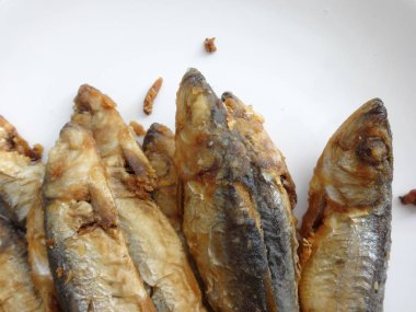 Beyaz bir tabak kızarmış çaça