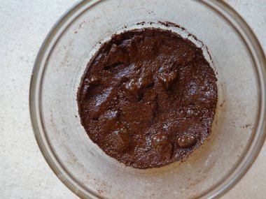 Bir kavanoz içinde eritilmiş çikolata