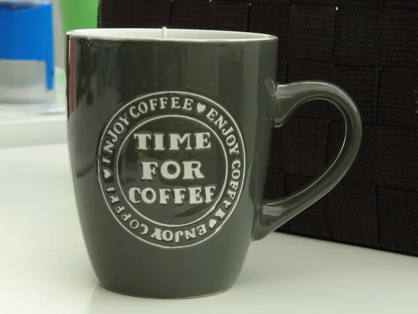 灰色のコーヒーマグの時間 — ストック写真