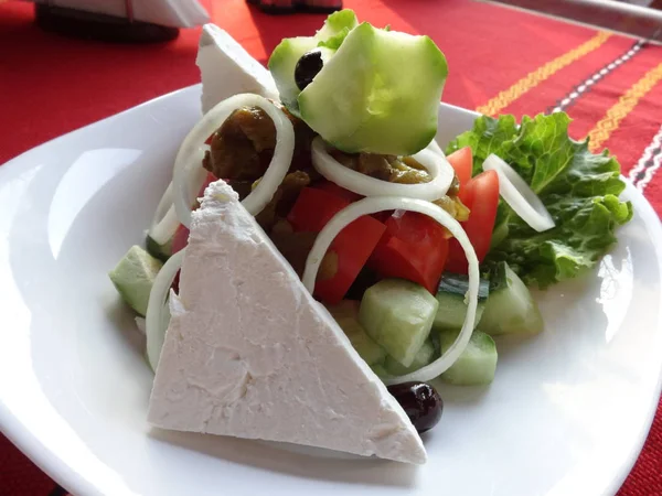 Salada Fresca Com Queijo Branco Anéis Cebola — Fotografia de Stock