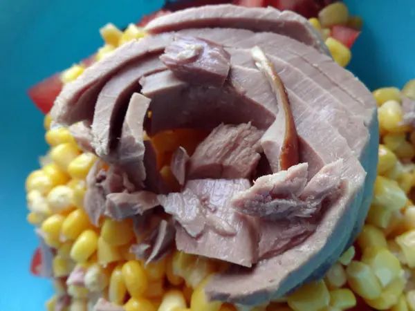 Ikan Tuna Dengan Sweet Corn Salad — Stok Foto