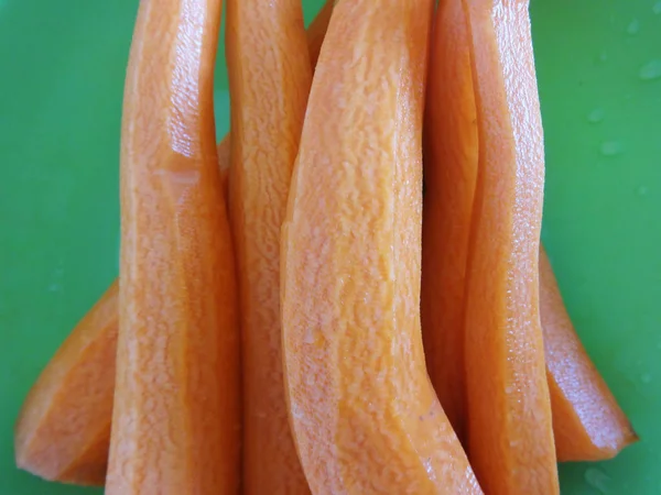 Carottes Pelées Dans Une Assiette Plastique Vert — Photo