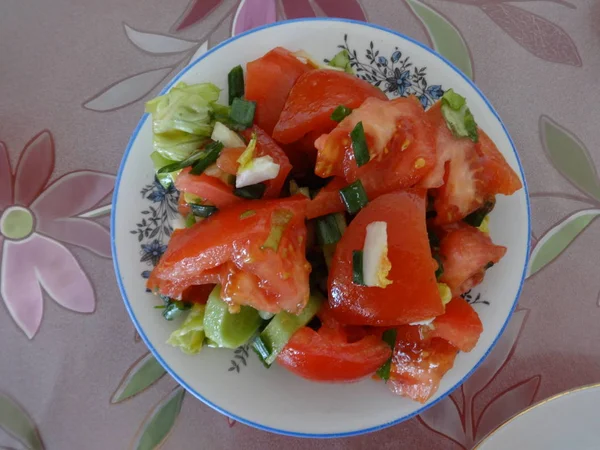 Salat Mit Tomaten Gurken Und Grünen Zwiebeln Einem Teller Mit — Stockfoto