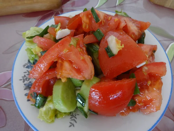 Insalata Con Pomodori Cetrioli Cipolla Verde Piatto Con — Foto Stock