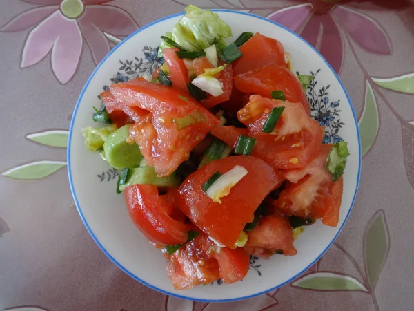 Ensalada Con Tomates Pepinos Cebolla Verde Plato Con —  Fotos de Stock