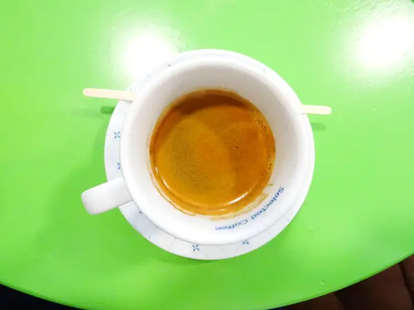 Горячий Короткий Кофе Маленькой Кружке Зеленом Фоне — стоковое фото