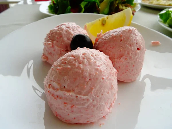 Rosa Capriolo Spread Balls Con Fetta Limone — Foto Stock