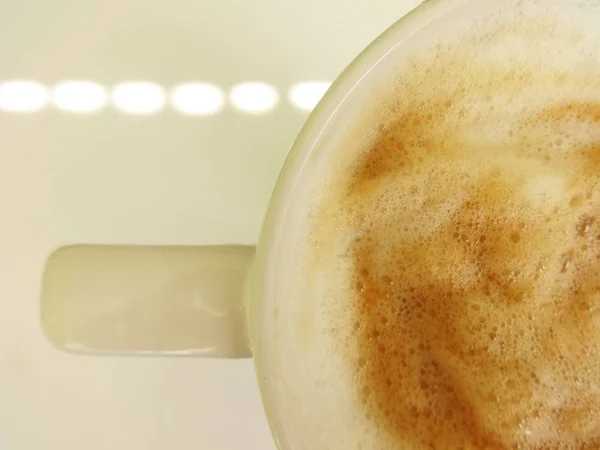 Lait Avec Café Dans Une Tasse Blanche Sur Fond Blanc — Photo