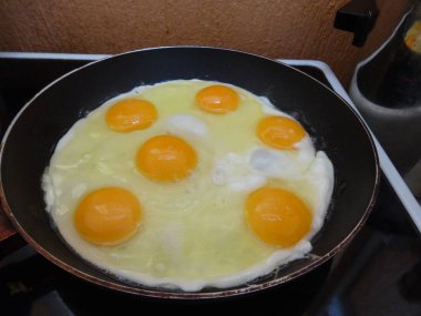 yumurtaları tavada kızartma 