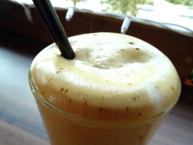 Buz kadar köpük ile kahve ve siyah saman