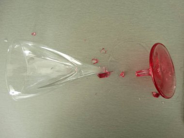 Kırmızı sapı ile kırık şarap cam