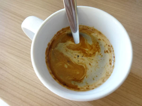 マグカップにスプーンでホット コーヒー — ストック写真
