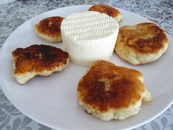 Petites Mekitsas Bulgares Avec Cylindre Fromage Blanc Milieu — Photo