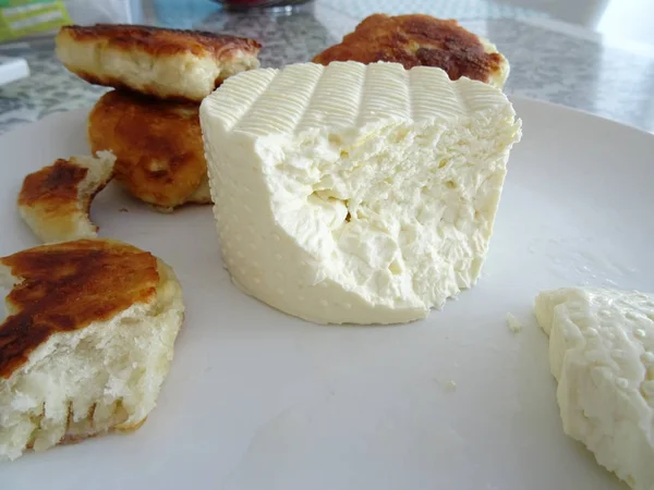 途中で白いチーズ シリンダーでブルガリアの小さな Mekitsas — ストック写真