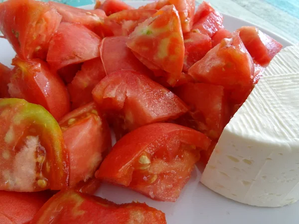 Tomates Com Uma Fatia Queijo Branco — Fotografia de Stock