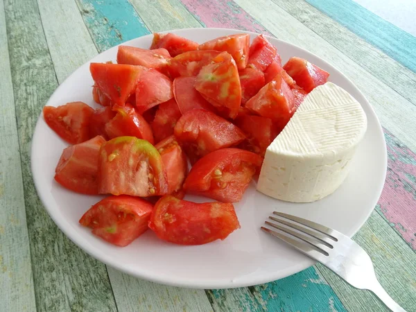 Tomates Com Uma Fatia Queijo Branco — Fotografia de Stock