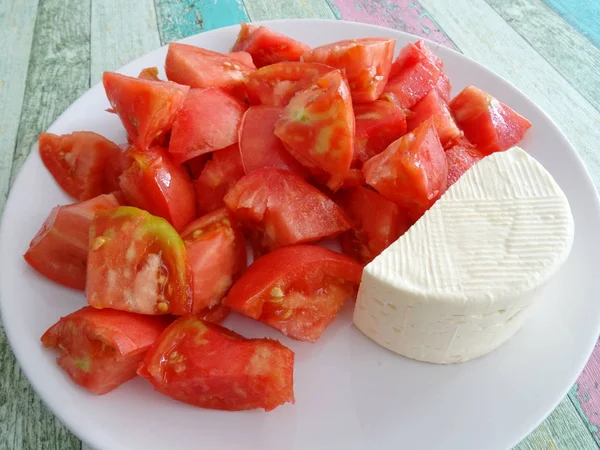 Tomates Com Uma Fatia Queijo Branco — Fotografia de Stock