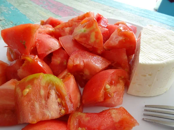 Tomates Com Uma Fatia Queijo Branco — Fotografia de Stock
