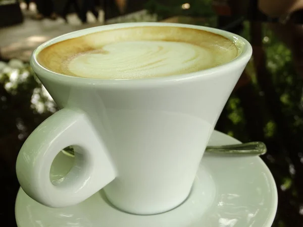 Cappuccino Einem Einfachen Weißen Becher — Stockfoto