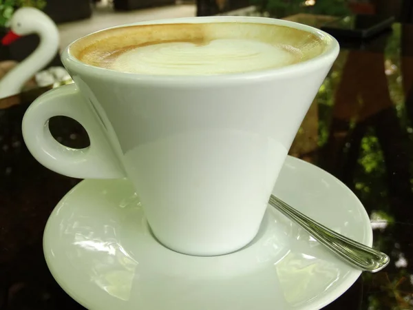 Cappuccino Einem Einfachen Weißen Becher — Stockfoto