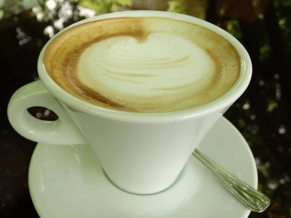 Cappuccino Einem Einfachen Weißen Becher — Stockfoto