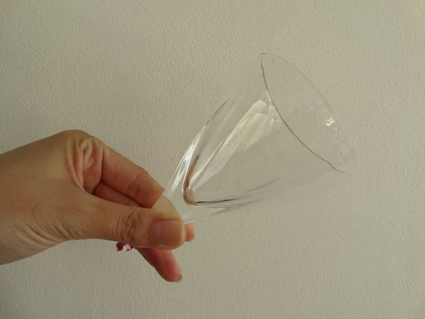 女性手拿着一个破碎的葡萄酒玻璃 — 图库照片