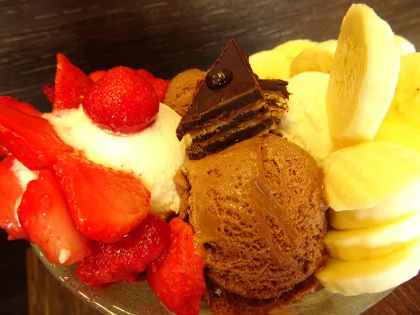 Schokoladeneis Mit Erdbeeren Und Bananen — Stockfoto