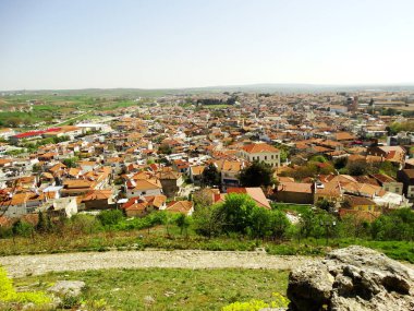 Güneşli bir günde panoramik şehir manzarası