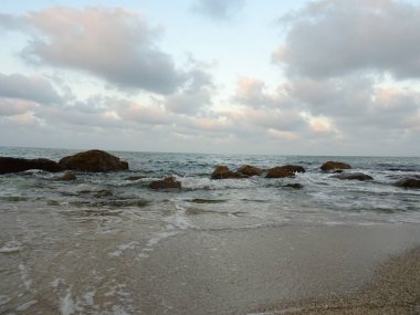 Kayalık sahilde deniz dalgaları