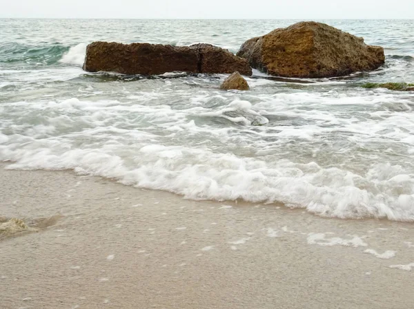 岩石海岸上的海浪 — 图库照片