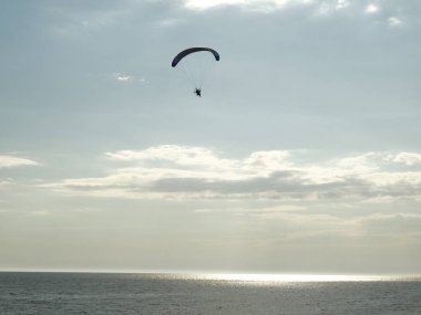 güneşli bir günde deniz üzerinde skydiving  